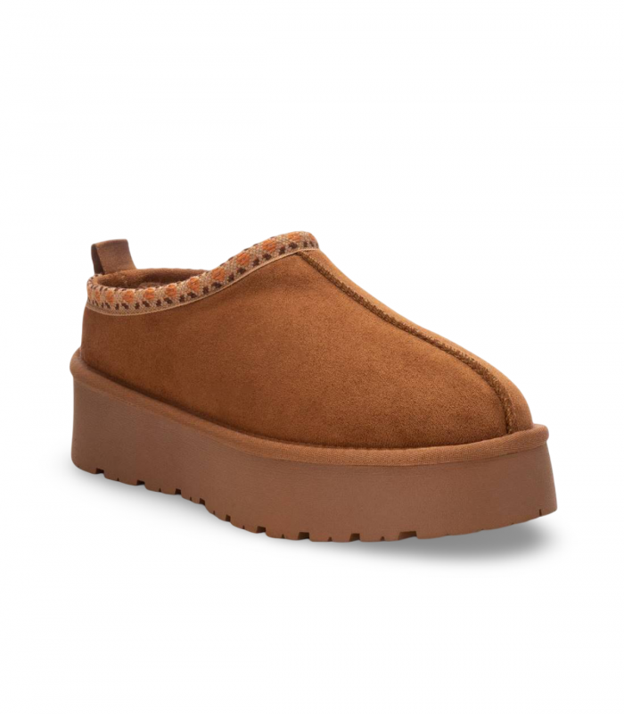 Zuecos camel con plataforma. Forro de pelo, estilo australiano.