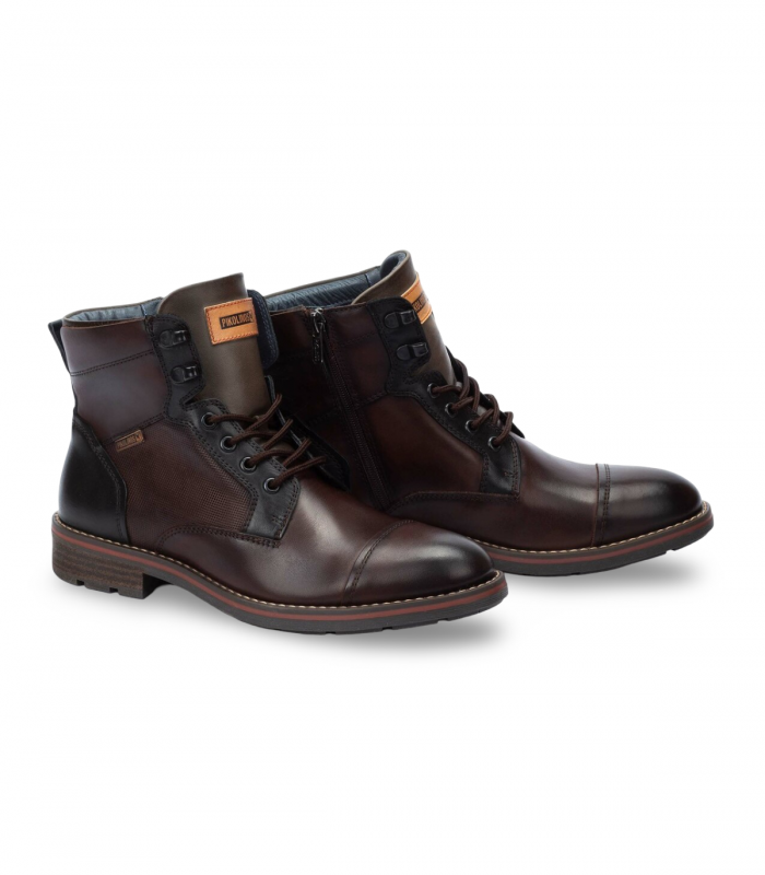 Botas clásicas marrones de Pikolinos para hombre, hechas en piel natural.