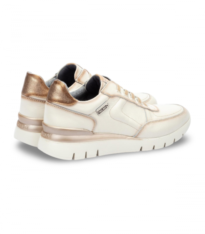 Deportivo con cordones elásticos en color hielo
