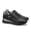 Deportivo de color negro con cordones elásticos