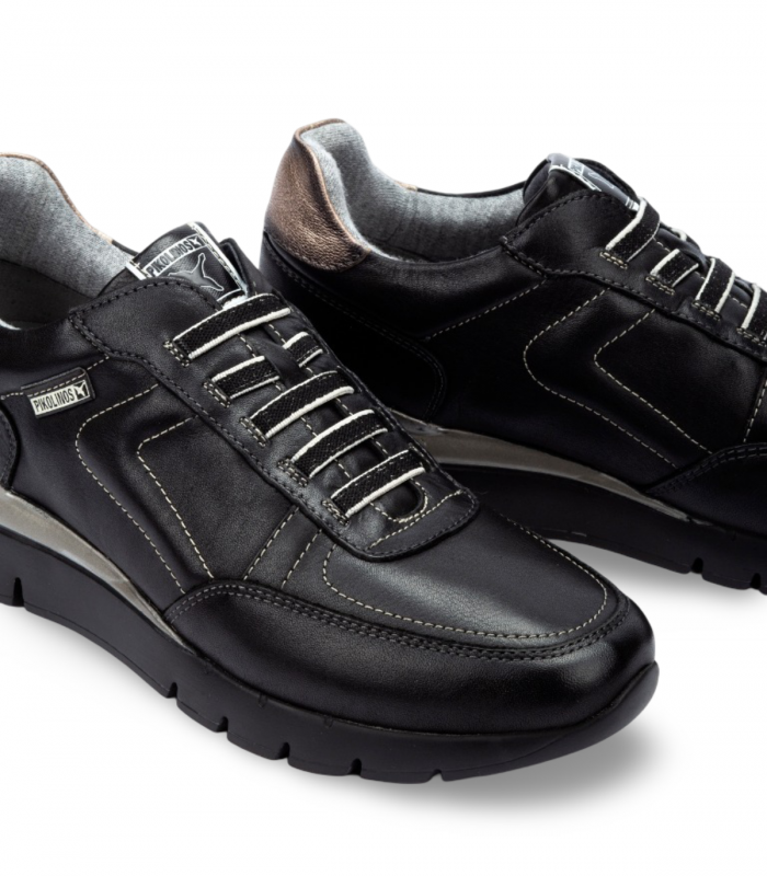 Deportivo de color negro con cordones elásticos