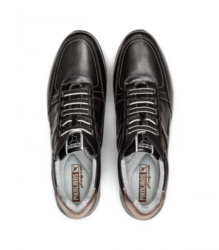 Deportivo de color negro con cordones elásticos