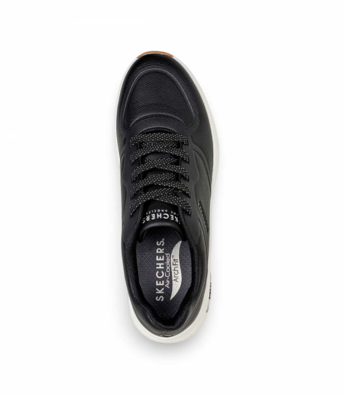 Deportivo negro con suela blanca