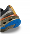 D.Franklin 401001 DKBL. Deportiva negra con detalles naranja y diseño robusto para diario