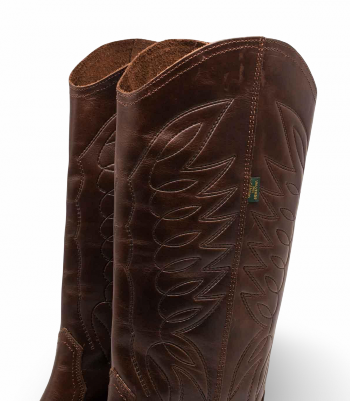 Valverde DKT67 arabia. Vaquera marrón con bordados y suela resistente. Toque étnico y actual