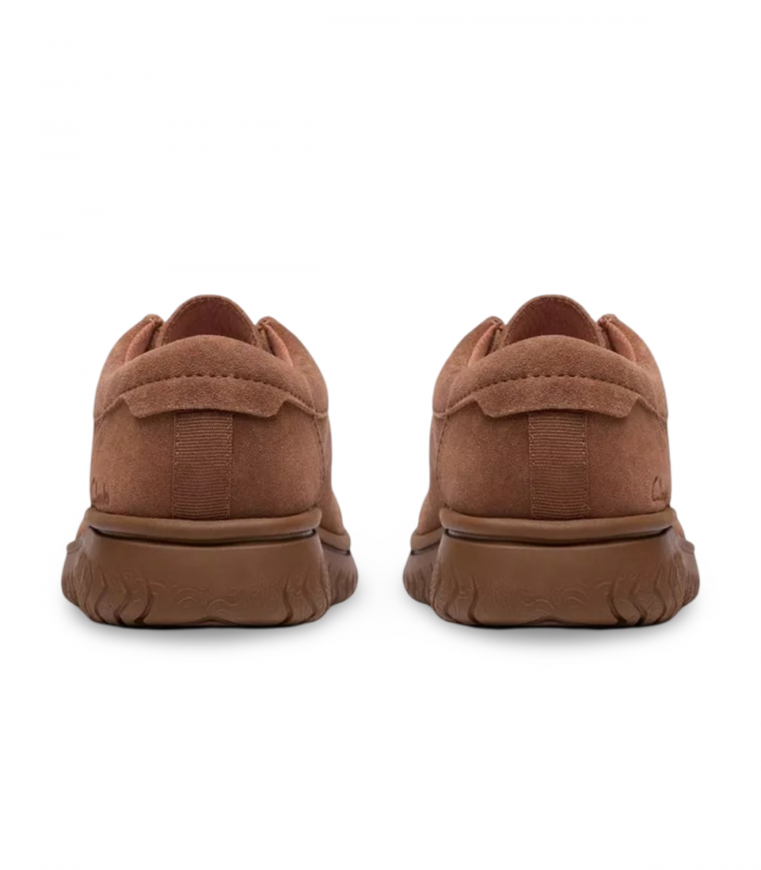 Clarks RELAXTITE LOW. Zapato marrón en serraje suave con diseño casual y flexible