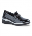 Suave 3581 negro. Zapato charol negro con cadena y cuña media, destaca con looks monocolor