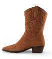 LOL SHOES Hayde taupe. Bota vaquera taupe con bordado decorativo y tacón medio, perfecta con denim o ante