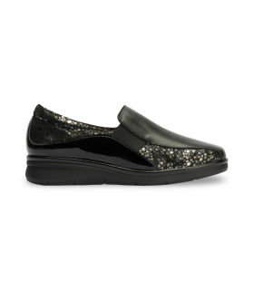 Pitillos 10702 Negro. Mocasín negro con elásticos, ideal para looks cómodos y diarios