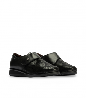 Pitillos 10710 Negro. Zapato con velcro y detalles charol, ideal para caminar o trabajar