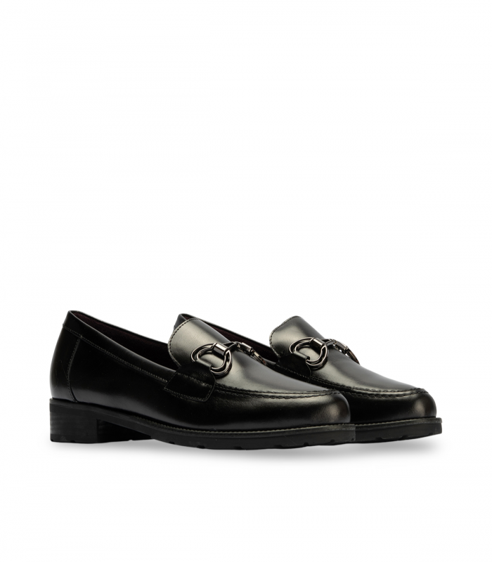Pitillos 10880 Negro. Mocasín negro brillante con estribo, perfecto para el día a día