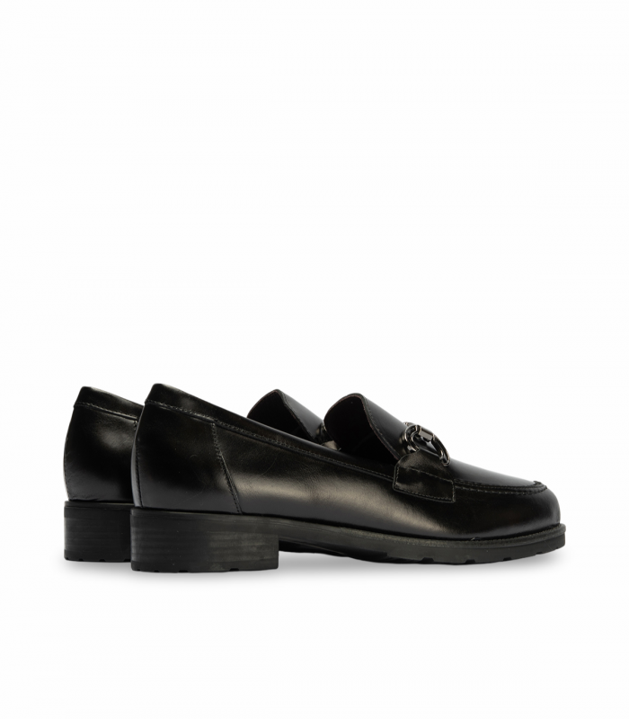 Pitillos 10880 Negro. Mocasín negro brillante con estribo, perfecto para el día a día