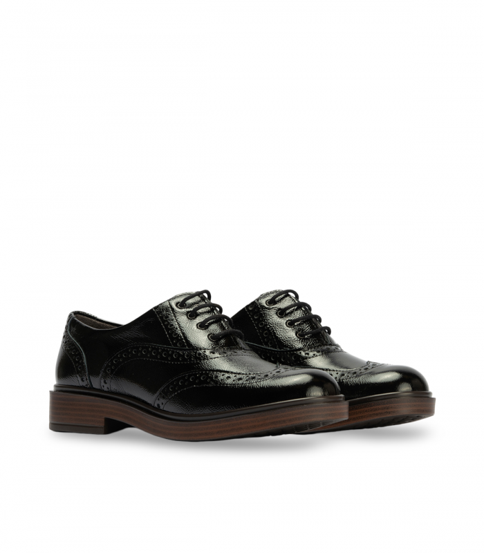 Pitillos 10891 Negro. Zapato de cordones troquelado en negro, estilo artesano y desenfadado