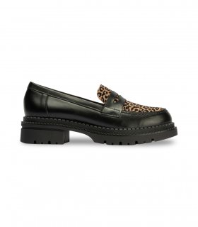 Pitillos 10796 Negro. Mocasín de plataforma negra con detalle animal print y suela gruesa