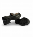 Pitillos 10796 Negro. Mocasín de plataforma negra con detalle animal print y suela gruesa