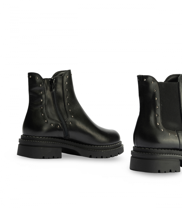 Pitillos 10798 Negro. Botín plano negro tipo Chelsea con suela gruesa y diseño minimalista
