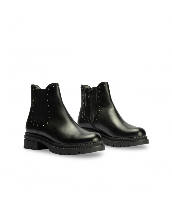 Pitillos 10798 Negro. Botín plano negro tipo Chelsea con suela gruesa y diseño minimalista