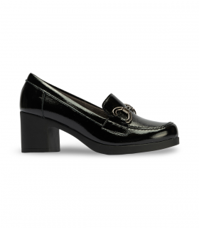 Pitillos 30101 Negro. Mocasín de tacón en piel negra con estribo y puntera redondeada
