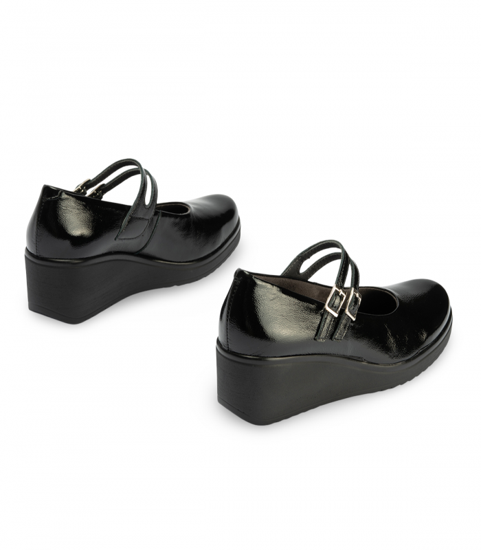 Pitillos 20230 Negro. Zapato de cuña charol con doble tira y hebillas para ajuste y estilo