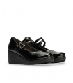 Pitillos 20230 Negro. Zapato de cuña charol con doble tira y hebillas para ajuste y estilo
