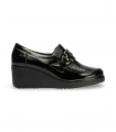 Pitillos 20232 Negro. Zapato charol con cuña y detalle metálico, cómodo y estiloso