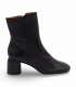 Ángel Alarcón 25592 H157A. Bota negra en napa con tacón ancho y caña media elegante