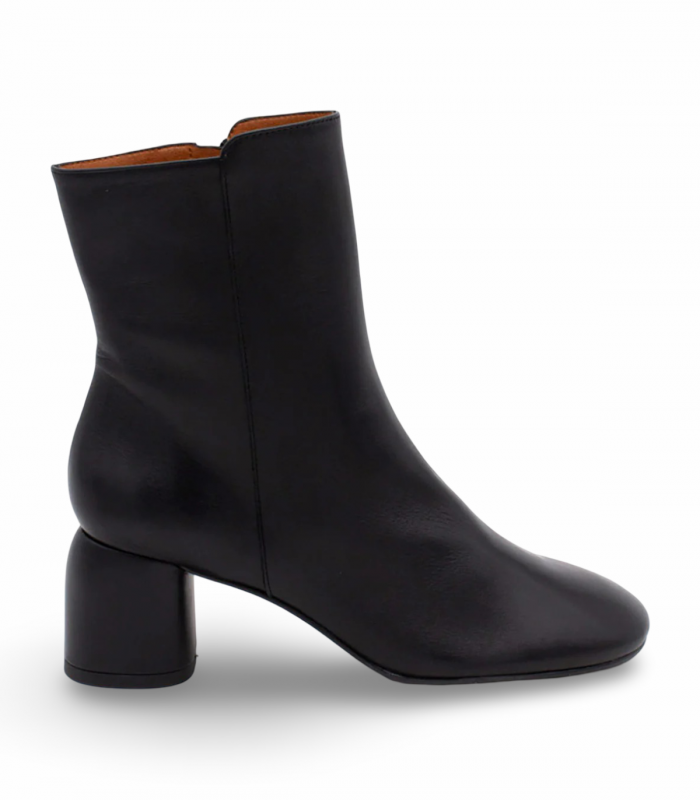 Ángel Alarcón 25592 H157A. Bota negra en napa con tacón ancho y caña media elegante