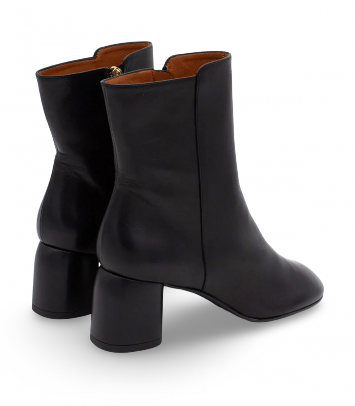 Ángel Alarcón 25592 H157A. Bota negra en napa con tacón ancho y caña media elegante