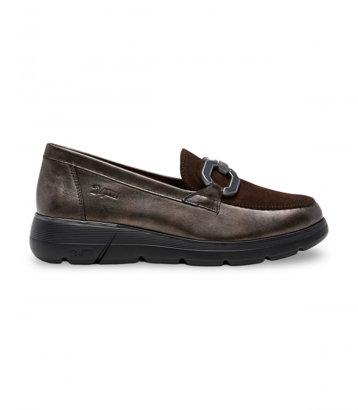 24 Horas 26645. Mocasín marrón con estribo y suela ligera, ideal para otoño e invierno