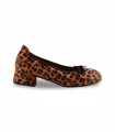 Roldan 4030. Salón leopardo en serraje con lazo, ideal para añadir un toque llamativo a prendas lisas