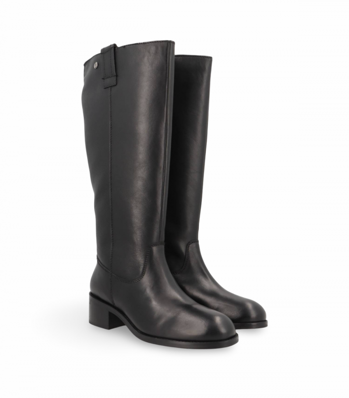 TOP3 SS859. Bota negra con costura lateral y suela cómoda, ideal con pantalones o vestidos entallados