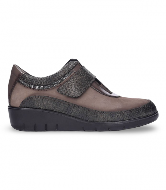 Cutillas 60350 taupe. Zapato taupe de velcro con diseño anatómico. Práctico y neutro