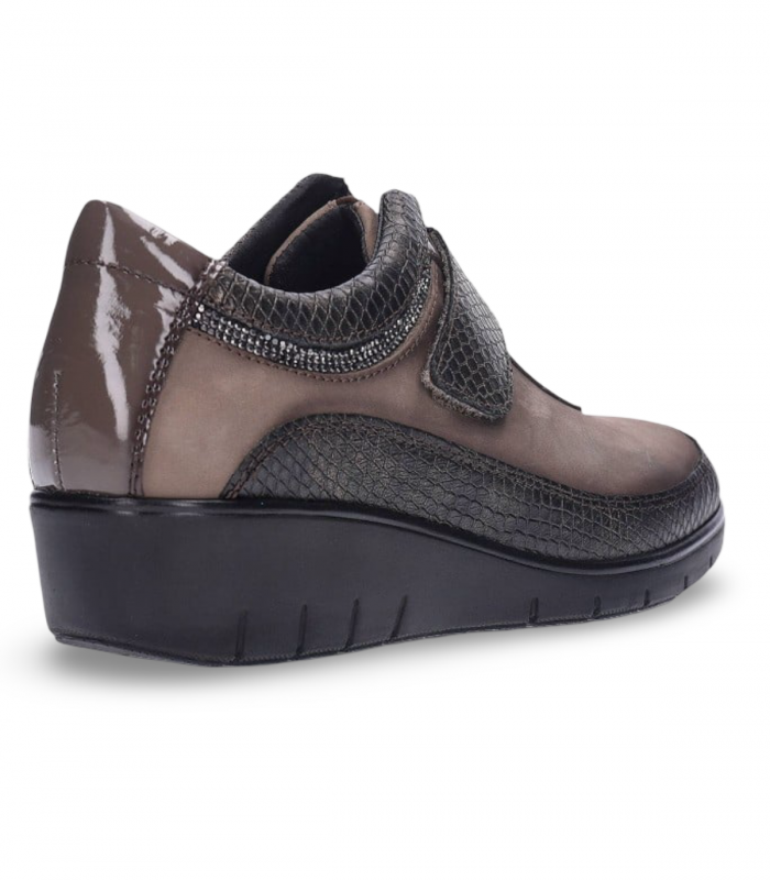 Cutillas 60350 taupe. Zapato taupe de velcro con diseño anatómico. Práctico y neutro