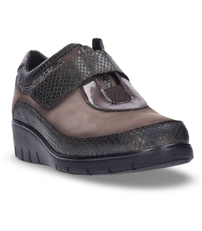 Cutillas 60350 taupe. Zapato taupe de velcro con diseño anatómico. Práctico y neutro