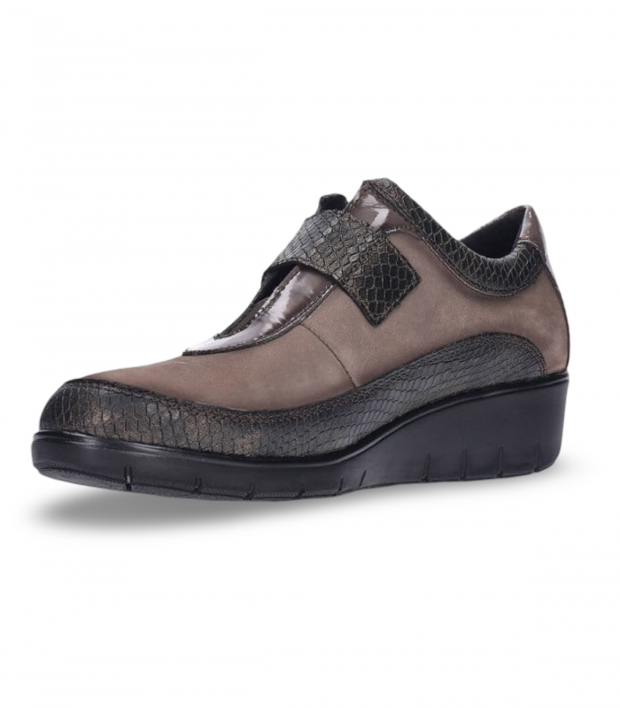 Cutillas 60350 taupe. Zapato taupe de velcro con diseño anatómico. Práctico y neutro