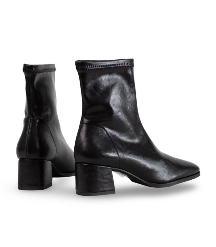 Miss Elastic 78330. Botín negro elástico con tacón ancho, práctico y con buen ajuste