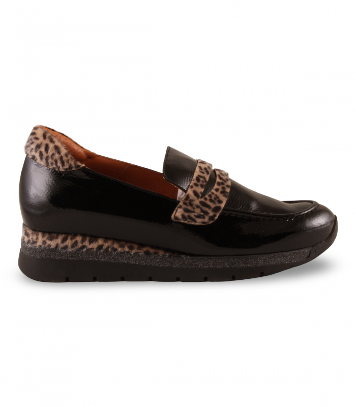 Salonissimos Polar negro. Mocasín negro de charol con antifaz animal print y cierre tipo slip on