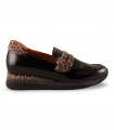 Salonissimos Polar negro. Mocasín negro de charol con antifaz animal print y cierre tipo slip on