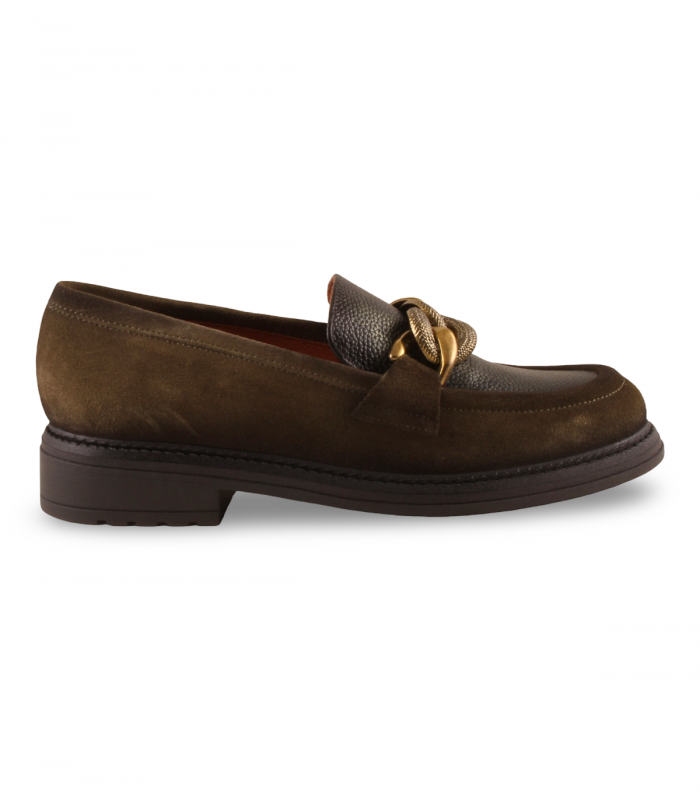 Salonissimos Adaya kaki. Mocasín en serraje con cadena y cierre slip on, ideal para looks casuales o de oficina