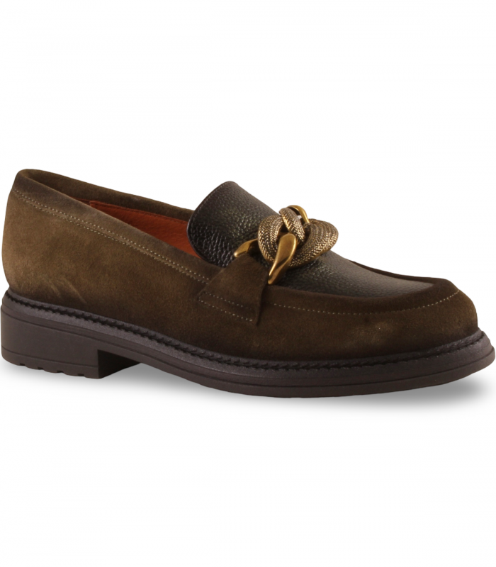 Salonissimos Adaya kaki. Mocasín en serraje con cadena y cierre slip on, ideal para looks casuales o de oficina