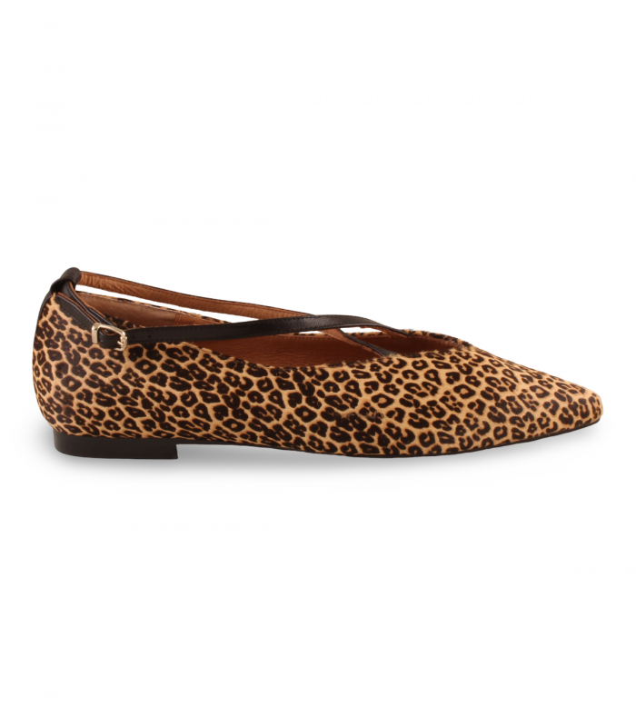 Olivia Brown OB 088 leopardo. Salón leopardo con tiras negras y hebilla ajustable, perfecto para destacar