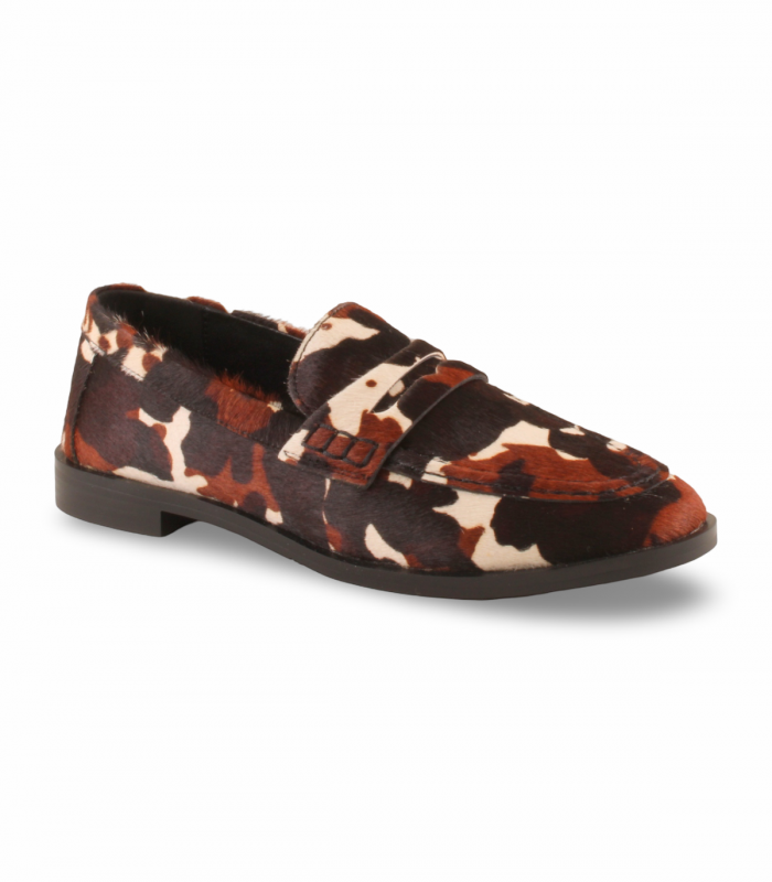 Shemerry D24 vaca. Mocasín tipo pony con estampado vaca, tendencia ideal para looks casuales y neutros