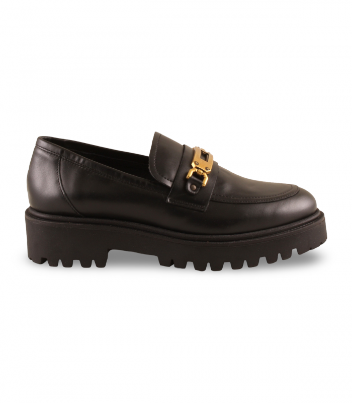 Bryan 4335. Mocasín negro con cadena metálica y suela extra gruesa para un look rompedor