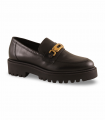 Bryan 4335. Mocasín negro con cadena metálica y suela extra gruesa para un look rompedor