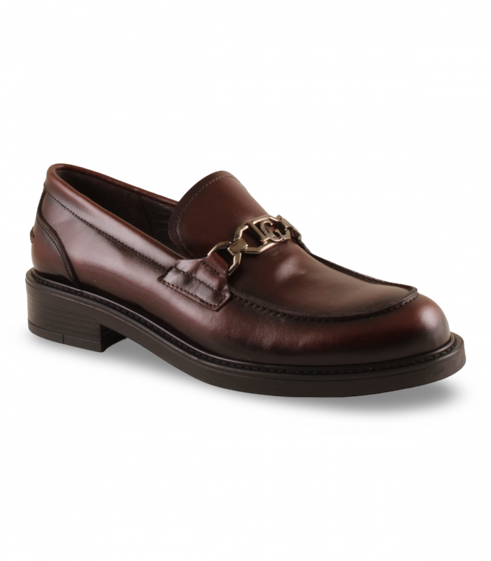 Luis Gonzalo Gaucho 5690M marrón. Mocasín clásico con detalle metálico, cómodo y resistente para diario