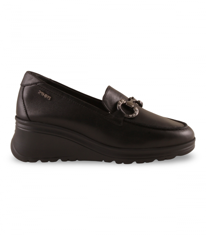 24 Horas 26653. Mocasín negro con cuña ligera y detalle metálico, cómodo y antideslizante