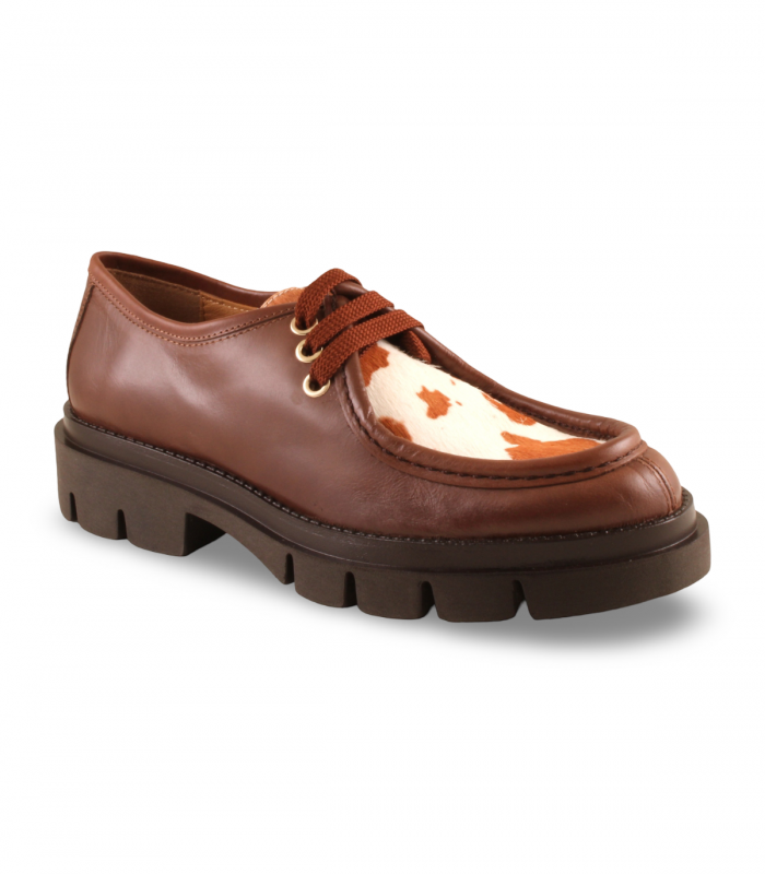 Weekend 27376. Mocasín marrón con frontal de vaca estampada, moderno y original