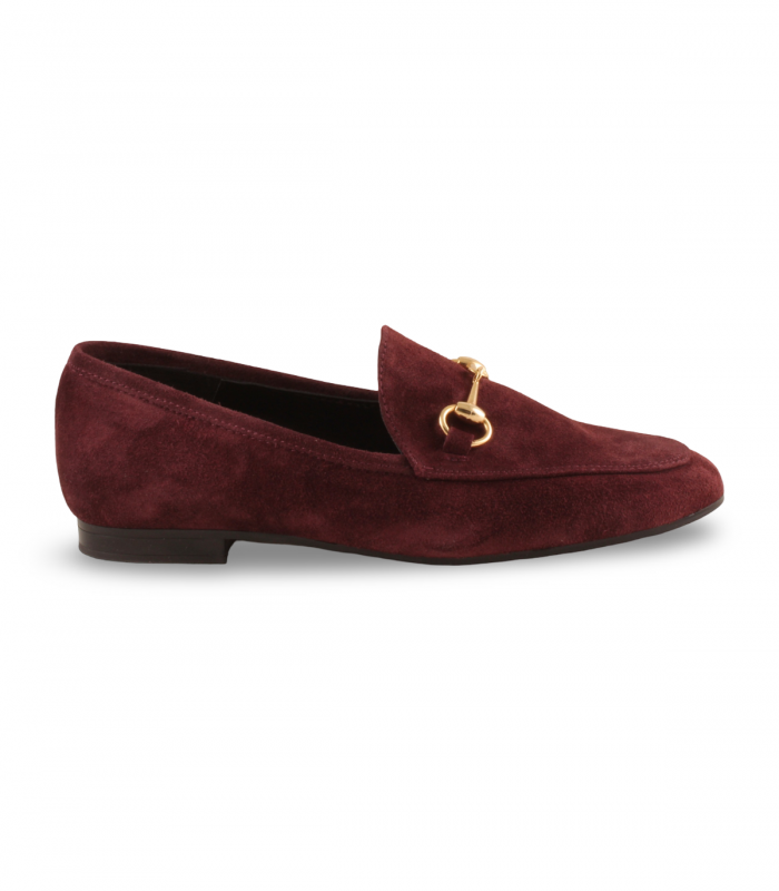 María Jaen 1535 burdeos. Zapato burdeos en serraje con adorno metálico, estilo clásico renovado