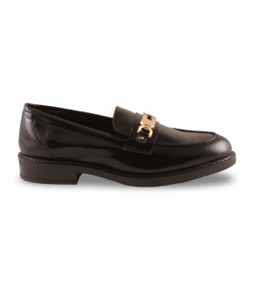 Bryan 8201 Negro. Mocasín tradicional de piel negra con estribo y diseño cómodo