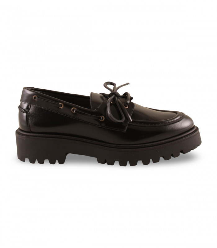 Bryan 4334 Egidio Negro. Mocasín negro en piel antic con suela dentada de estilo clásico